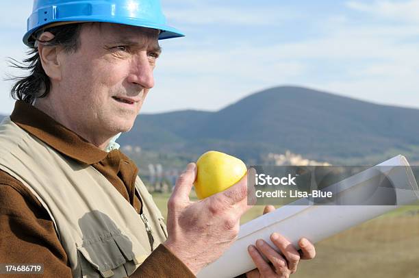 Ingenieur Isst Einen Apfel Stockfoto und mehr Bilder von 45-49 Jahre - 45-49 Jahre, Agrarbetrieb, Agrarland