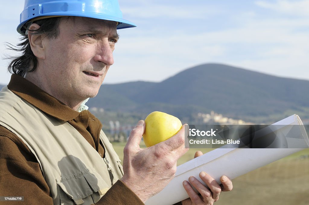 エンジニアは、リンゴを食べる - 1人のロイヤリティフリーストックフォト