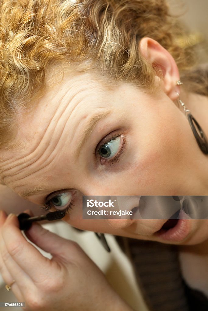 Frau Anwendung mascara - Lizenzfrei Konzentration Stock-Foto