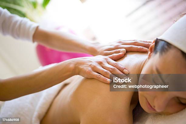 Foto de Massagem Nas Costas e mais fotos de stock de Adulto - Adulto, Amimar, Articulação humana