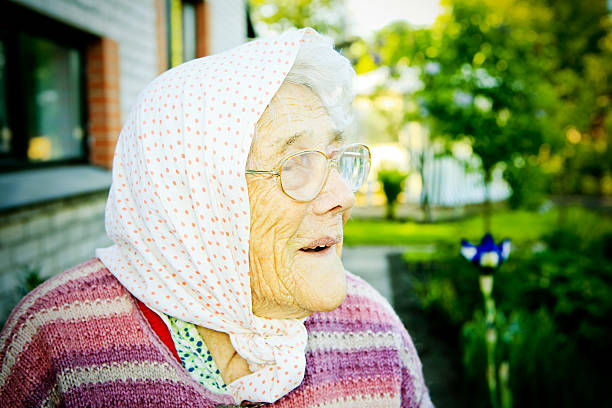 mujer senior - aging process affectionate vitality awe fotografías e imágenes de stock