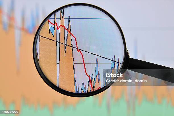 Szkło Powiększające Z Wykresu Na Zdjęciu Na Ekranie Komputera Is Going Down - zdjęcia stockowe i więcej obrazów Ocena