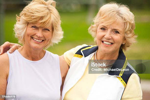 Feliz De Jubilados Foto de stock y más banco de imágenes de 55-59 años - 55-59 años, 60-64 años, 65-69 años