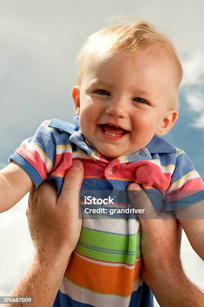 Happy Baby Und Sky Stockfoto und mehr Bilder von Alleinerzieher - Alleinerzieher, Baby, Berühren