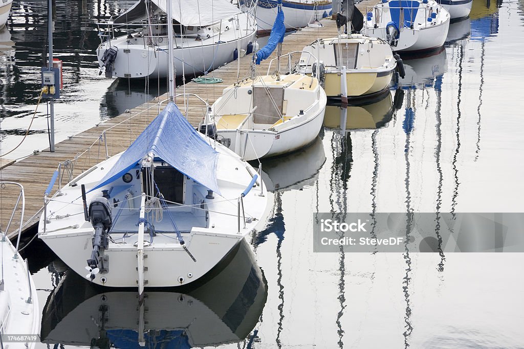 Fila de veleros en el muelle - Foto de stock de Actividades recreativas libre de derechos