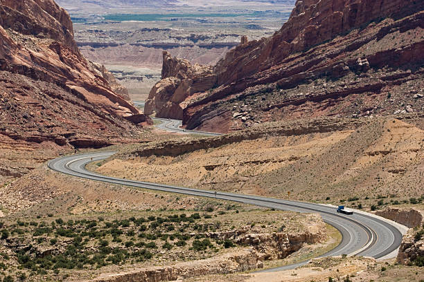 i - 70 highway a spotted lobo canyon, utah - truck space desert utah fotografías e imágenes de stock