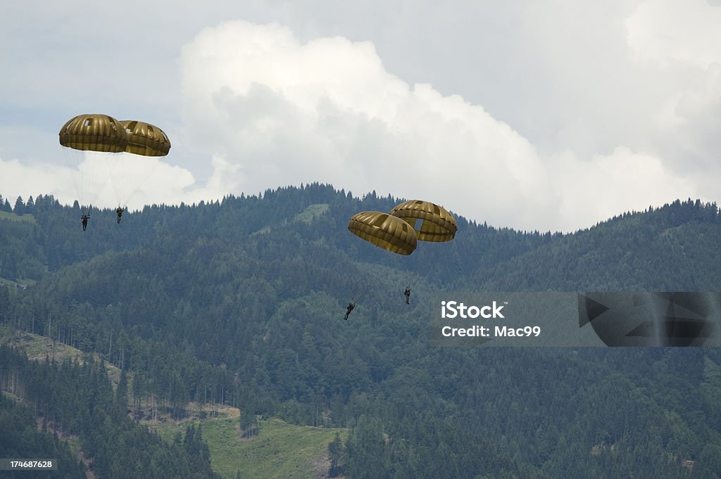 Paratroopers - スカイダイビングのロイヤリティフリーストックフォト