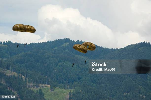 Paratroopers — стоковые фотографии и другие картинки Военное дело - Военное дело, Скайдайвинг, Авиашоу