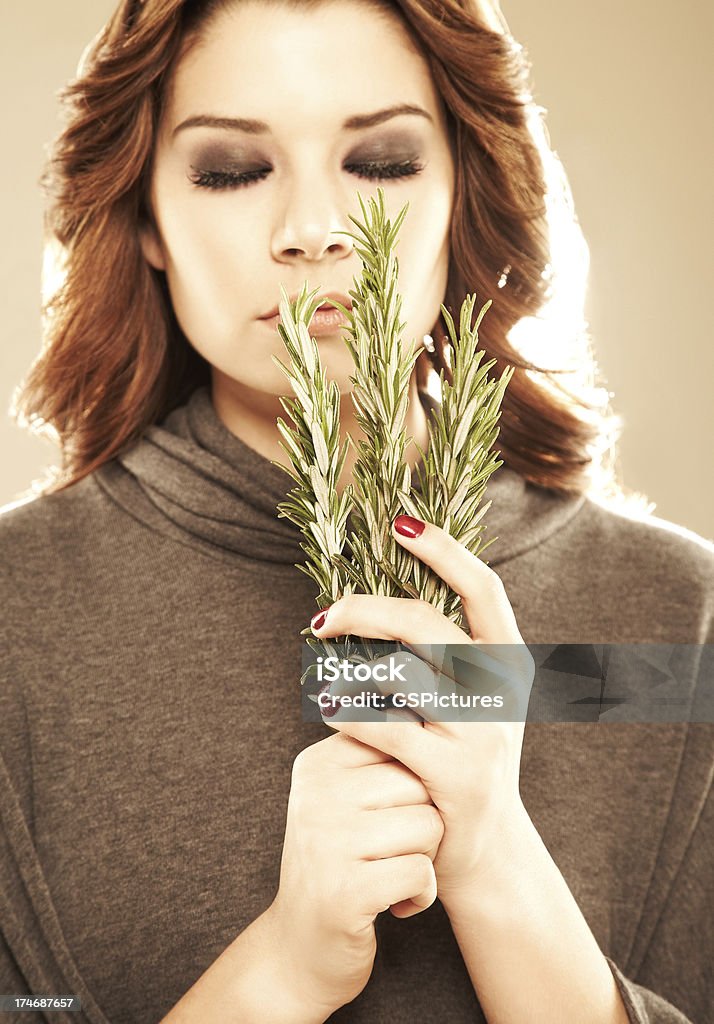 Primer plano de una mujer relajada con romero hojas - Foto de stock de 18-19 años libre de derechos
