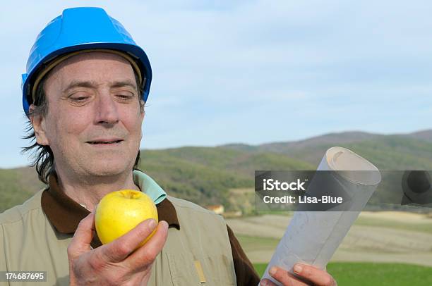 Ingenieur Isst Einen Apfel Stockfoto und mehr Bilder von 45-49 Jahre - 45-49 Jahre, Agrarbetrieb, Agrarland