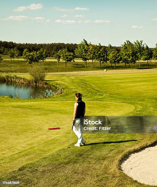 Photo libre de droit de Jeune Femme Jouant Au Golf Sport banque d'images et plus d'images libres de droit de Femmes - Femmes, Golf, Élégance