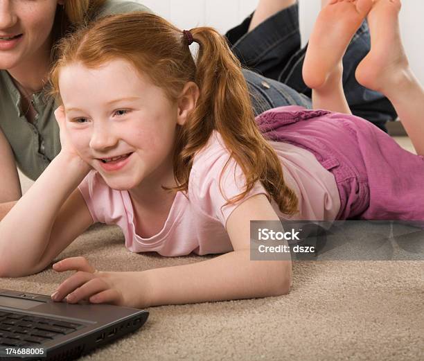 コンピュータ楽しさを持つ少女 - 20代のストックフォトや画像を多数ご用意 - 20代, 2人, 4歳から5歳