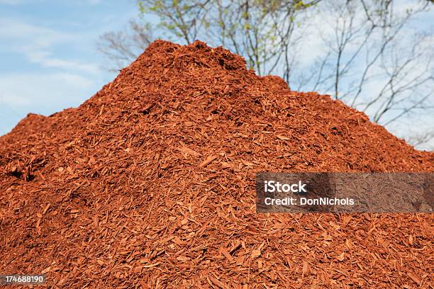 Foto de Montanha De Mulch e mais fotos de stock de Cobertura do solo - Cobertura do solo, Vermelho, Amontoamento