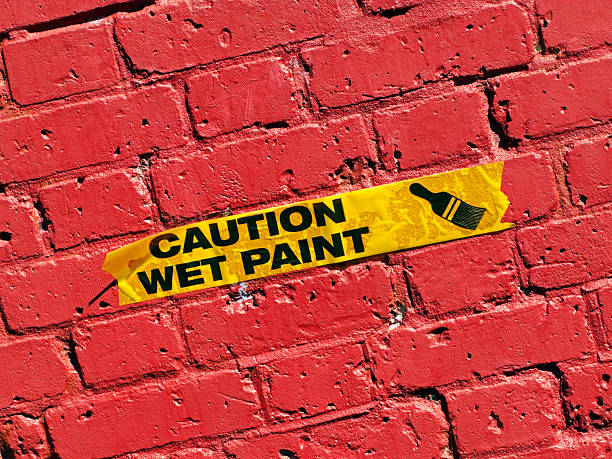 caution paint'bagnato segno sul muro rosso brillante - wet paint foto e immagini stock