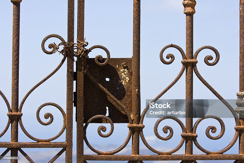 rusty puerta con alambre de espino - Foto de stock de Acero libre de derechos