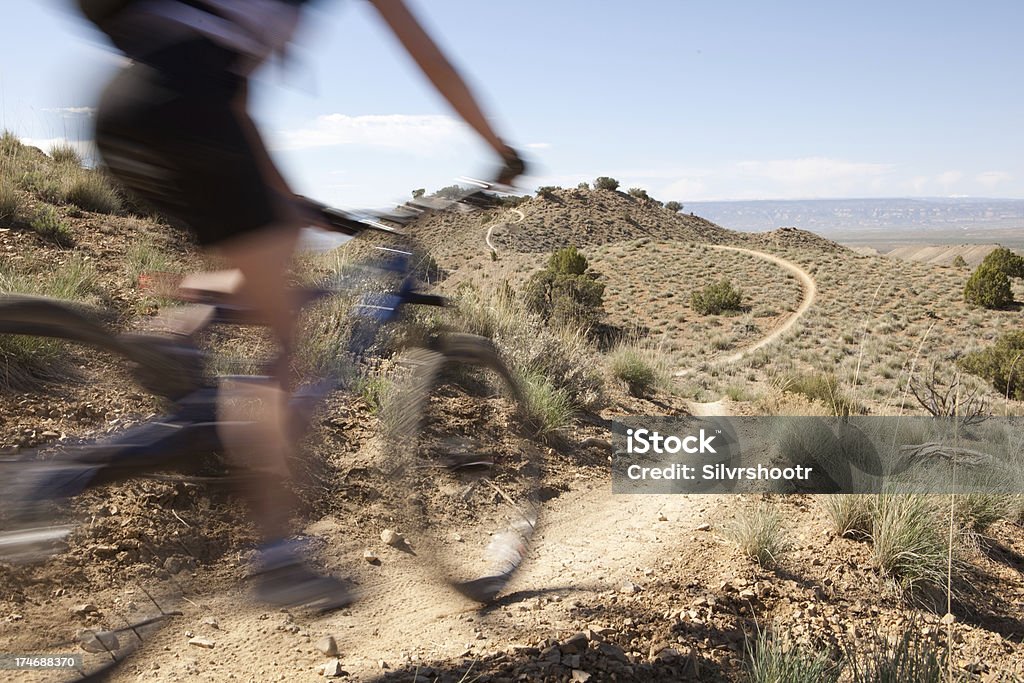 Mujer ciclismo de montaña en un sendero en colorado - Foto de stock de Adulto libre de derechos