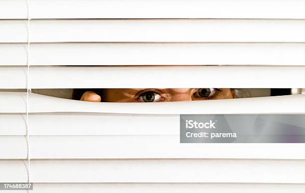 Indiscreet Olhos - Fotografias de stock e mais imagens de Adulto - Adulto, Camuflagem - Conceito, Conceito
