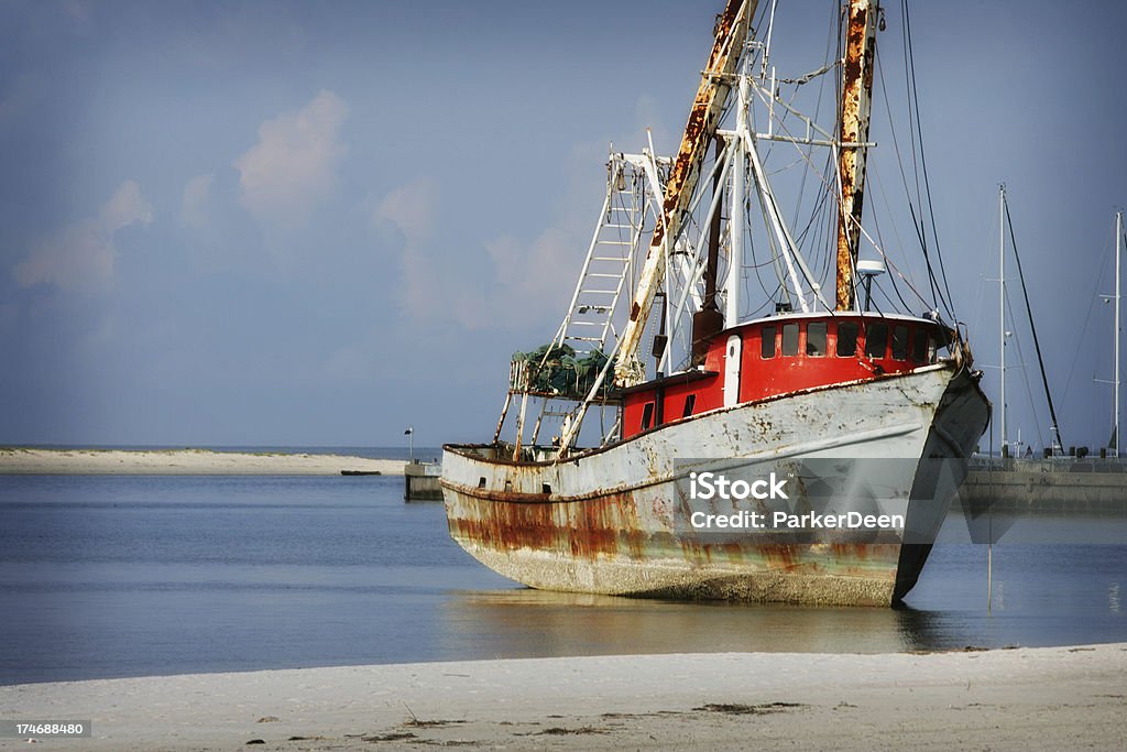 Barco golpe en la costa del golfo de Mississippi después del huracán Katrina - Foto de stock de Barco de pesca de gambas libre de derechos