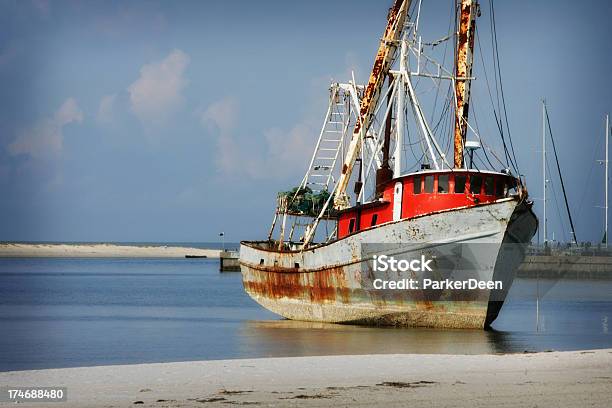 Barco Golpe En La Costa Del Golfo De Mississippi Después Del Huracán Katrina Foto de stock y más banco de imágenes de Barco de pesca de gambas