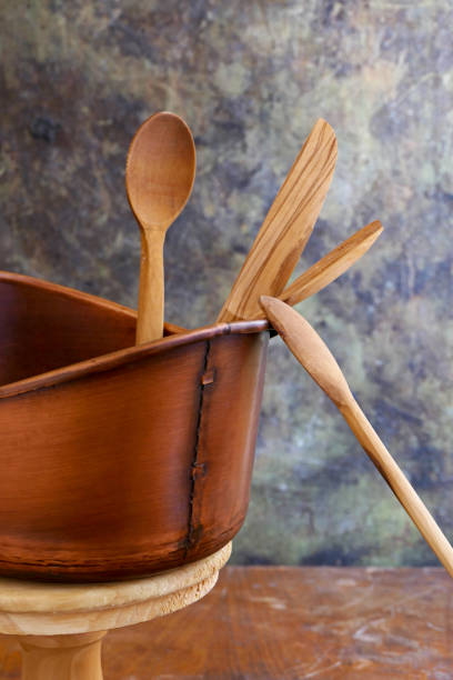 utensílios de cozinha de madeira feitos à mão em tigela de cobre - wooden spoon built structure domestic room domestic kitchen - fotografias e filmes do acervo