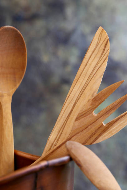 utensílios de cozinha de madeira feitos à mão em tigela de cobre - wooden spoon built structure domestic room domestic kitchen - fotografias e filmes do acervo