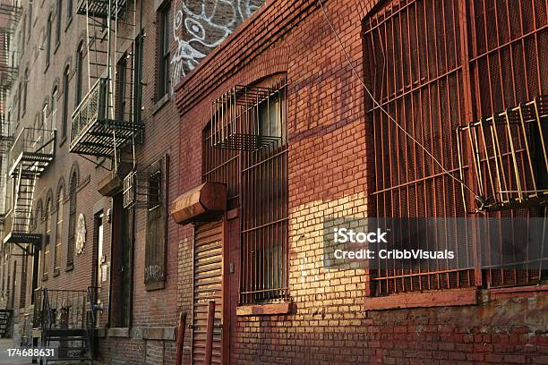 Embarcadero Desierto Brooklyn Dumbo Backstreet Escaleras De Incendios Sunrise Foto de stock y más banco de imágenes de Ciudad de Nueva York