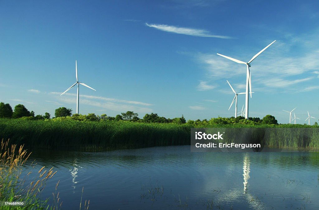 Turbina de viento y agua fresca Marsh gran angular - Foto de stock de Aerogenerador libre de derechos