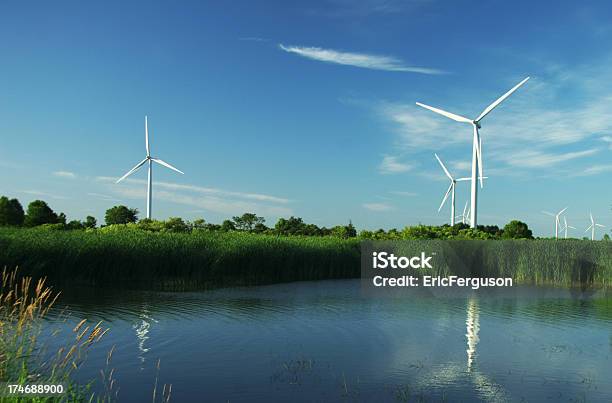 Turbina De Viento Y Agua Fresca Marsh Gran Angular Foto de stock y más banco de imágenes de Aerogenerador - Aerogenerador, Energía sostenible, Fuerzas de la naturaleza