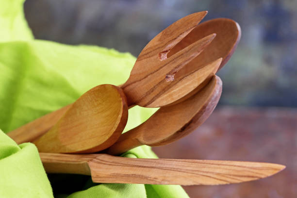 utensílios de cozinha de madeira feitos à mão no cesto - wooden spoon built structure domestic room domestic kitchen - fotografias e filmes do acervo