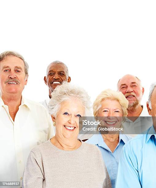 Счастливый Пожилые Мужчины И Женщины Стоя Вместе — стоковые фотографии и другие картинки Пожилой возраст - Пожилой возраст, Многонациональная группа, Белый фон