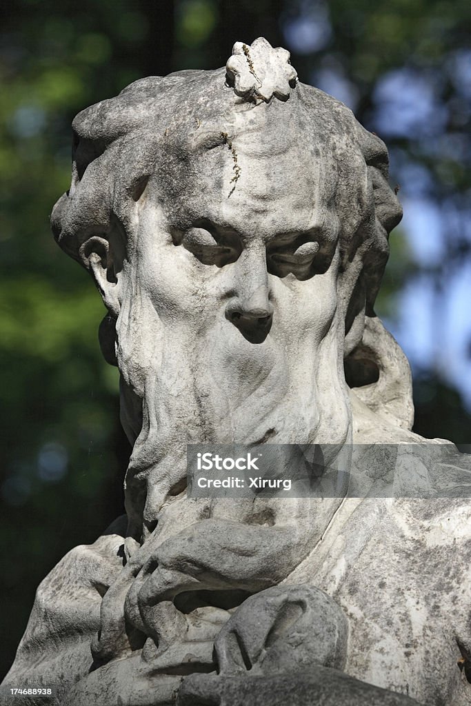 Velho homem barbudo (anoitecer alegoria) Estátua no jardim de verão - Foto de stock de Adulto royalty-free