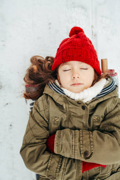 dziewczyna leżąca na sankach, odpoczywająca po aktywnej jeździe na sankach po śniegu - playground snow winter little girls zdjęcia i obrazy z banku zdjęć