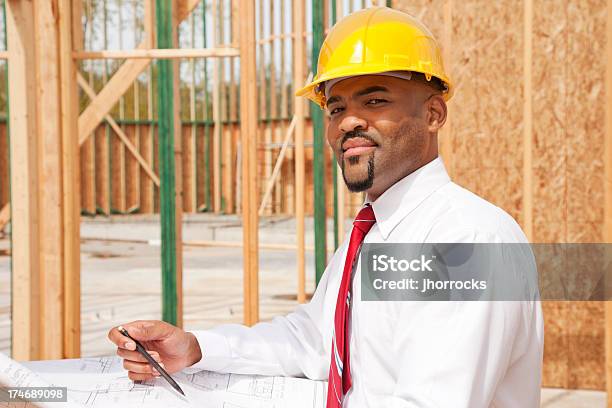 Architetto Con Piani - Fotografie stock e altre immagini di Afro-americano - Afro-americano, Architetto, Cantiere di costruzione