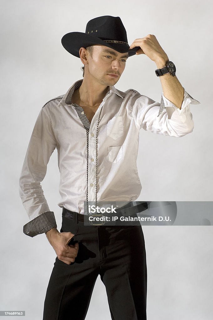 Joven usando sombrero de vaquero negro - Foto de stock de 20 a 29 años libre de derechos
