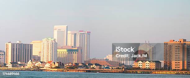 Photo libre de droit de Vue Panoramique De La Ville Au Lever Du Soleil banque d'images et plus d'images libres de droit de Atlantic City - Atlantic City, Horizon urbain, Aube