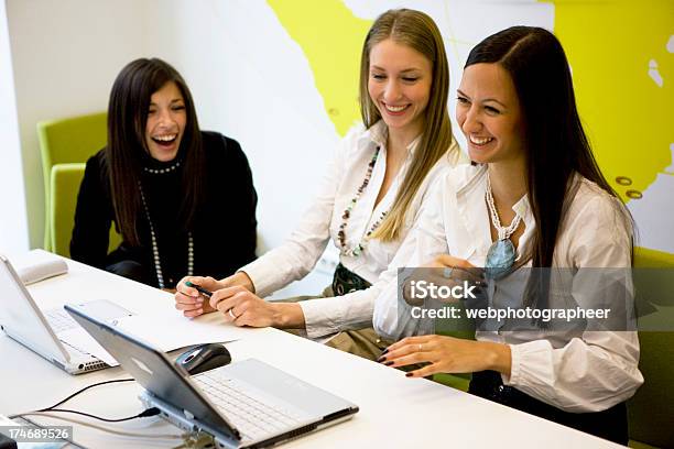 Rir Businesswomen - Fotografias de stock e mais imagens de Agente de Viagens - Agente de Viagens, Agência de Viagem, Felicidade