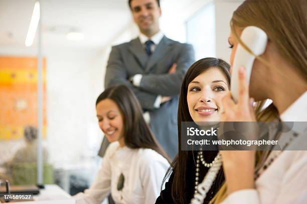 Foto de Trabalho Em Equipe De Negócios e mais fotos de stock de Adulto - Adulto, Boa Notícia, Cabelo Comprido