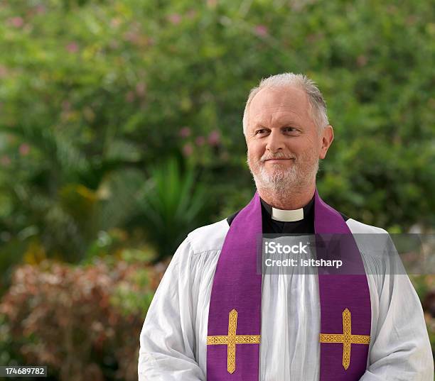 Foto de Padre e mais fotos de stock de Vigário - Clero - Vigário - Clero, 50-54 anos, 55-59 anos