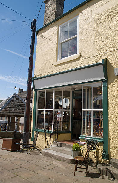 istock English antique shop 174689826