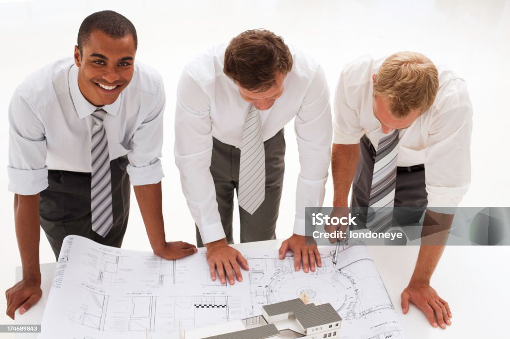 Grupo dos arquitectos olhando para planos - Royalty-free Adulto Foto de stock