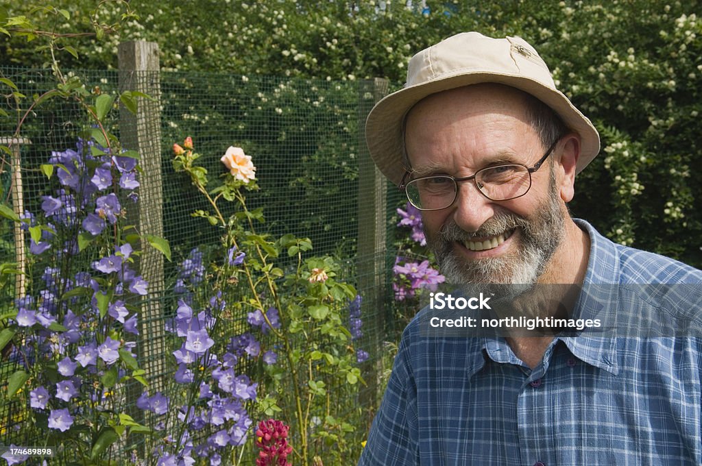 Uomo anziano in giardino - Foto stock royalty-free di 70-79 anni