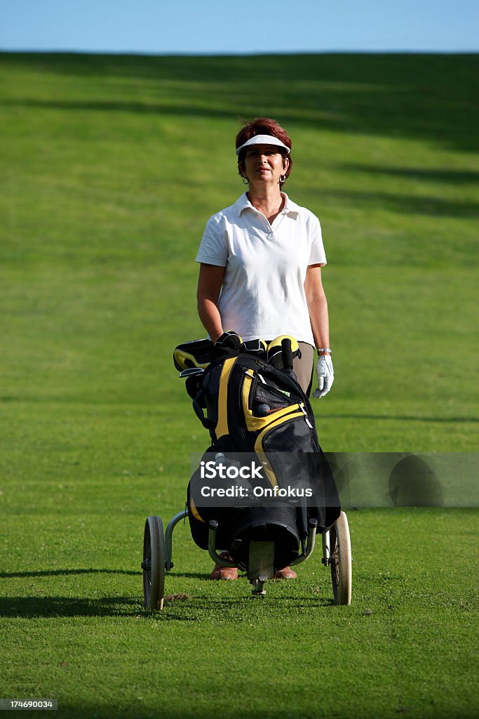 Senior Frau Golf-Spieler spielen auf dem Golfplatz - Lizenzfrei 55-59 Jahre Stock-Foto
