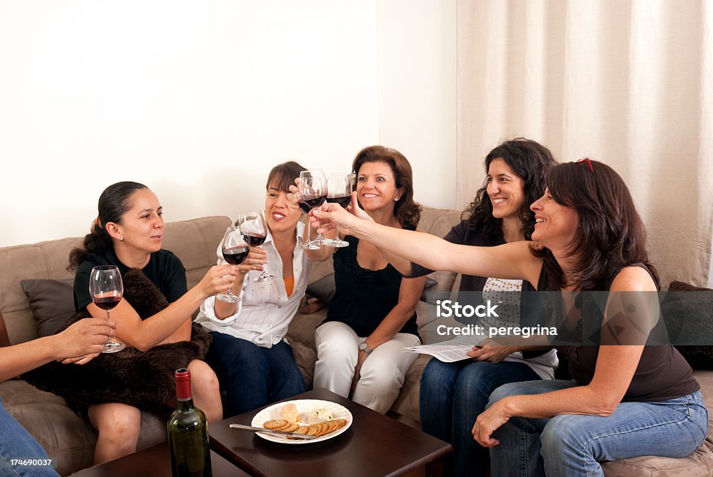 乾杯の集まり - 中年の女性のロイヤリティフリーストックフォト
