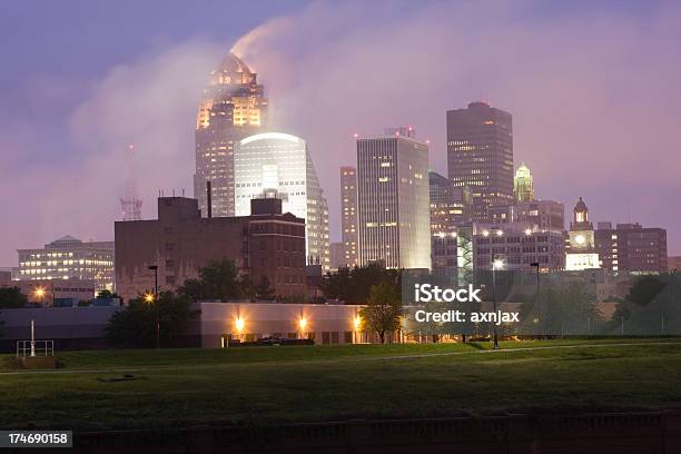 A Outra Cidade Ventosa - Fotografias de stock e mais imagens de Des Moines - Iowa - Des Moines - Iowa, Vida Noturna, Arranha-céu