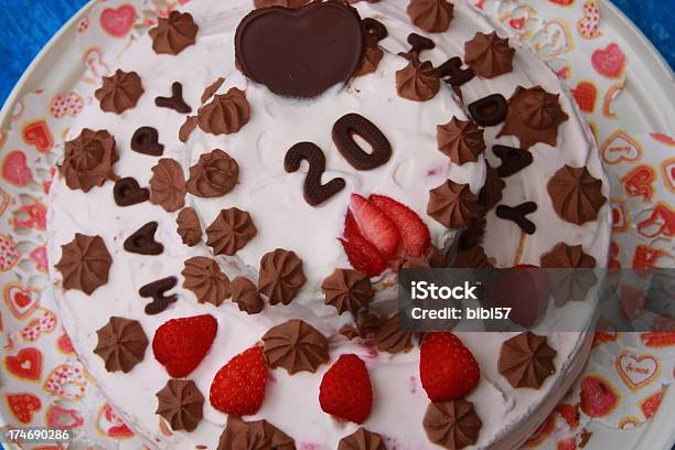 Pastel De Cumpleaños Foto de stock y más banco de imágenes de Al horno - Al horno, Alimento, Celebración - Ocasión especial