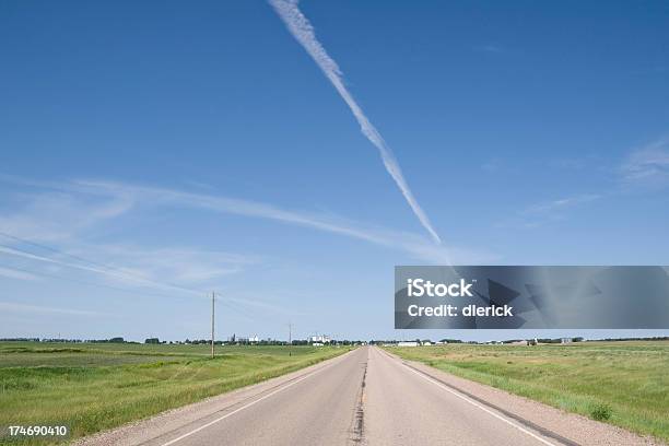 Straße Mit Jettrail In Himmel Stockfoto und mehr Bilder von Kleinstadt - Kleinstadt, Ländliches Motiv, North Dakota