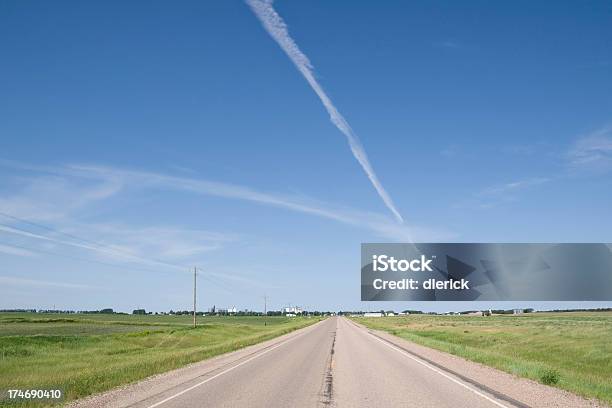 Estrada Com Trilha A Jato No Céu - Fotografias de stock e mais imagens de Cena Rural - Cena Rural, Cidade Pequena, Dakota do Norte