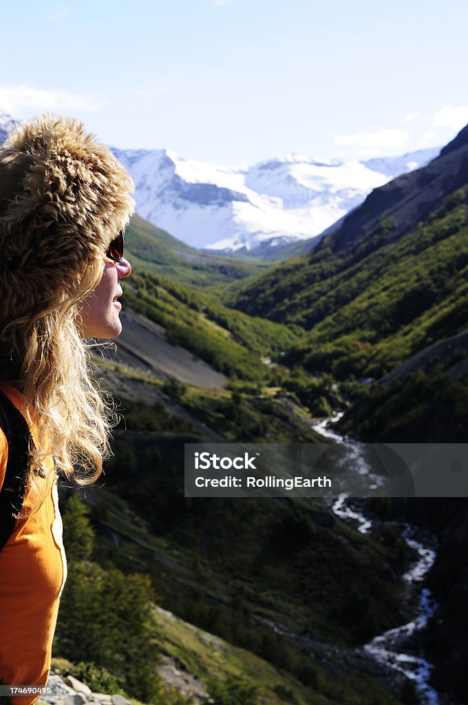 Botas de montaña con hembra en el parque nacional de Torres del Paine - Foto de stock de Acantilado libre de derechos