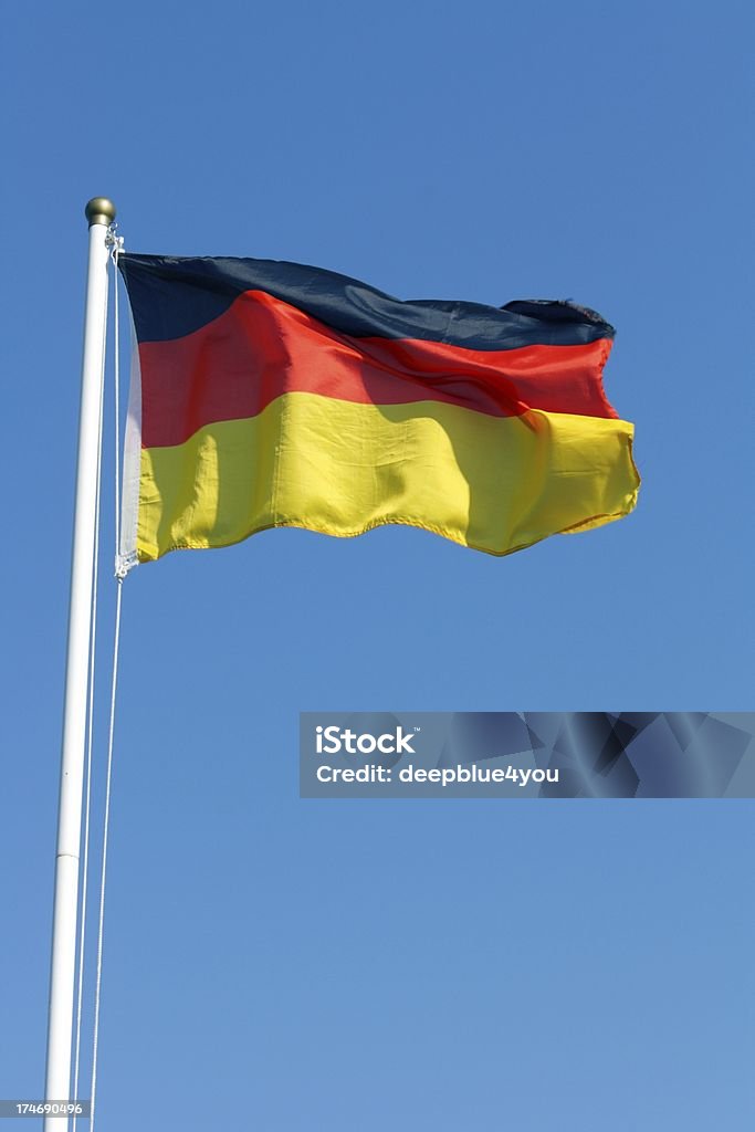 Bandera Alemania sobre cielo azul - Foto de stock de Aire libre libre de derechos