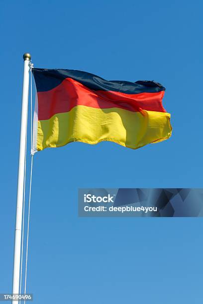 Bandera Alemania Sobre Cielo Azul Foto de stock y más banco de imágenes de Aire libre - Aire libre, Alemania, Amarillo - Color